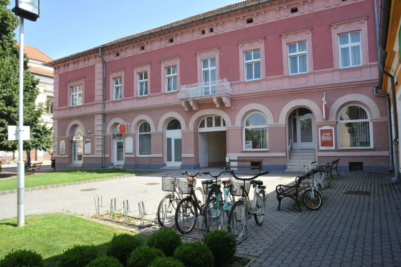 Piros Arany Panzio Kalocsa Hotel Buitenkant foto