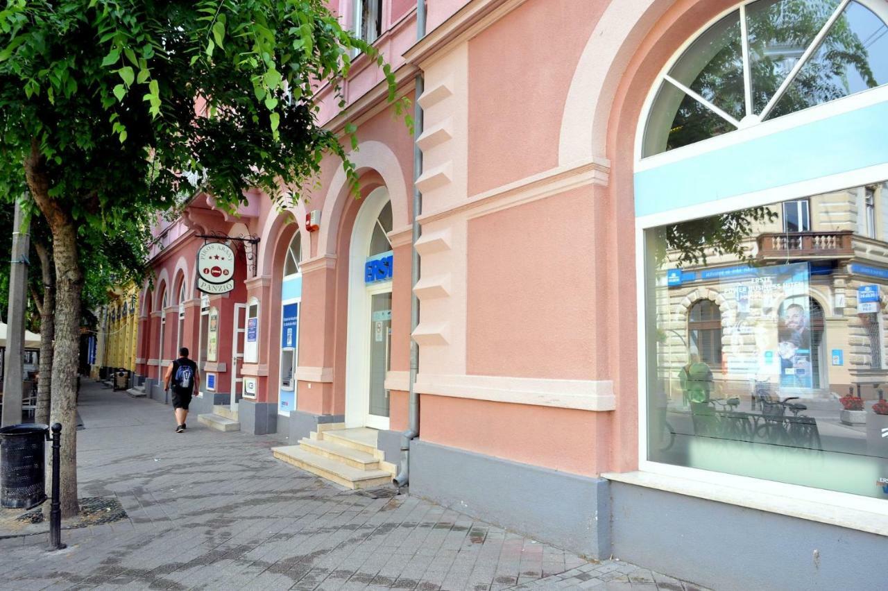 Piros Arany Panzio Kalocsa Hotel Buitenkant foto