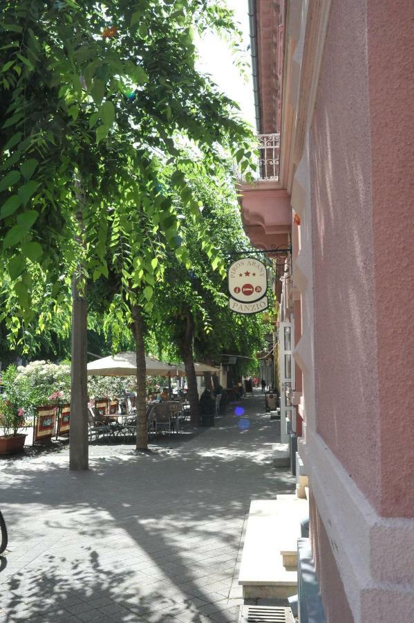 Piros Arany Panzio Kalocsa Hotel Buitenkant foto