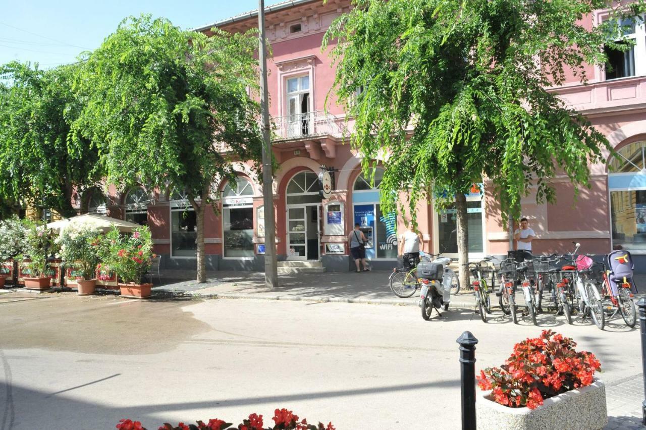 Piros Arany Panzio Kalocsa Hotel Buitenkant foto