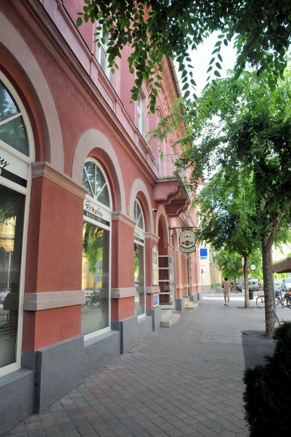 Piros Arany Panzio Kalocsa Hotel Buitenkant foto