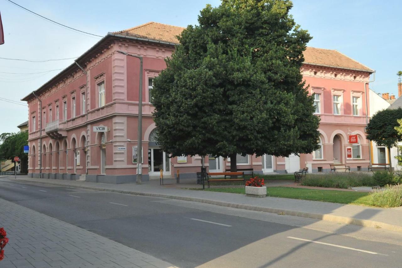 Piros Arany Panzio Kalocsa Hotel Buitenkant foto