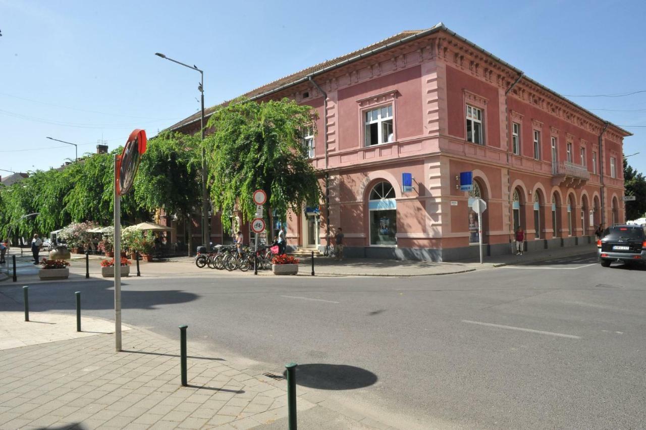 Piros Arany Panzio Kalocsa Hotel Buitenkant foto