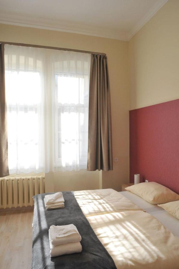 Piros Arany Panzio Kalocsa Hotel Buitenkant foto